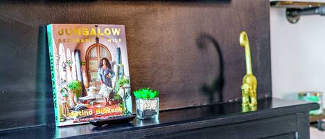 Un livre intitulé « JUNGALOW DECORATE WILD » est posé sur une étagère.