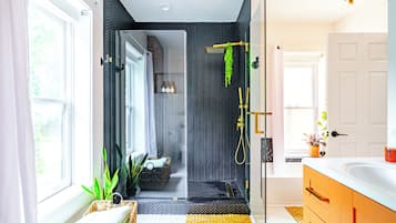 Design huis, 2 slaapkamers, niet-roken, privébadkamer | Badkamer | Een regendouche, milieuvriendelijk toiletgerief, een haardroger
