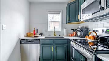 Casa de lujo, 2 habitaciones, no fumadores, baño privado | Cocina privada | Frigorífico grande, microondas, horno y placa de cocina