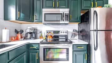 Refrigerador con congelador, microondas, horno y parrilla de estufa