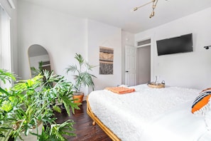 2 bedrooms, Egyptian cotton sheets, premium bedding, memory-foam beds