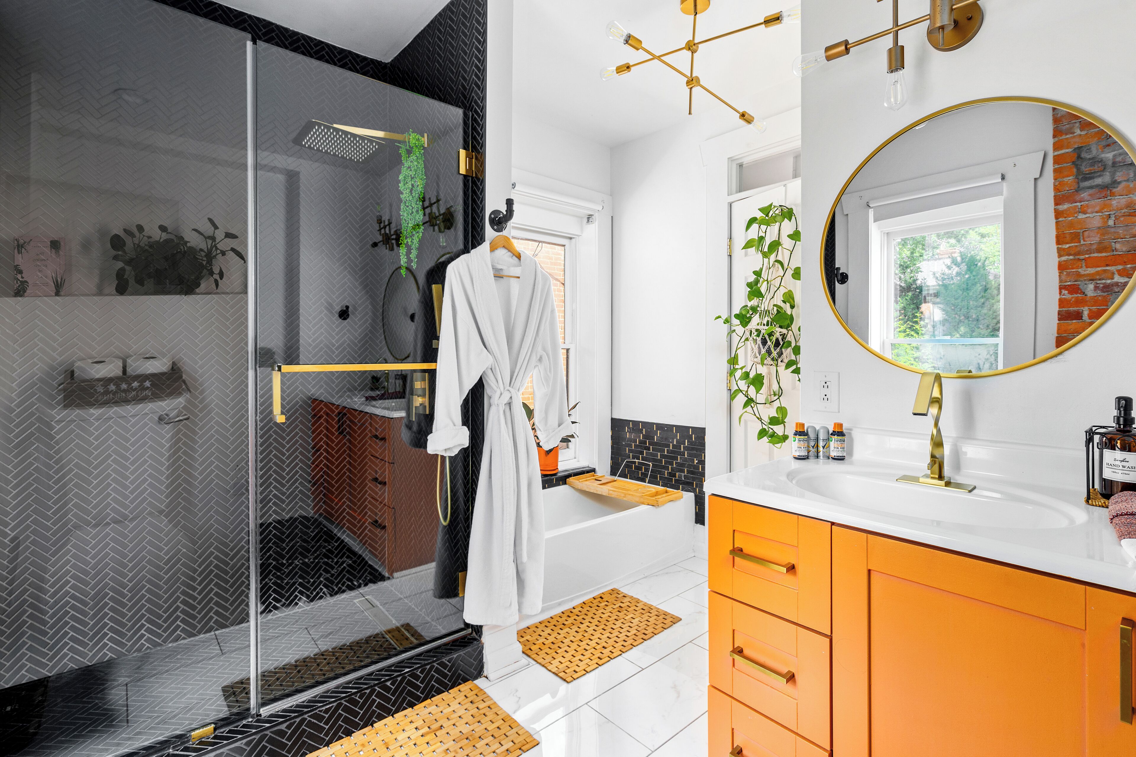 Jungalow | Bathroom | Rainfall showerhead, eco-friendly toiletries, hair dryer, towels