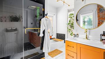 Jungalow | Bathroom | Rainfall showerhead, eco-friendly toiletries, hair dryer, towels