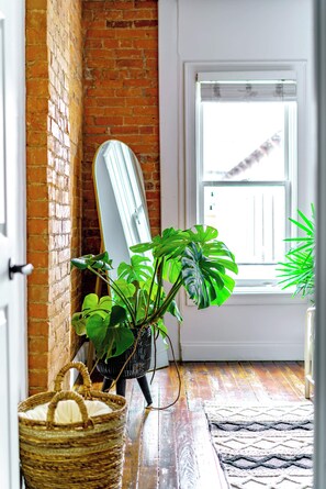 Urbn Jungle | Egyptian cotton sheets, premium bedding, memory foam beds, free minibar - Jungle House Urban Lofts - Short North & Convention Center (Columbus)