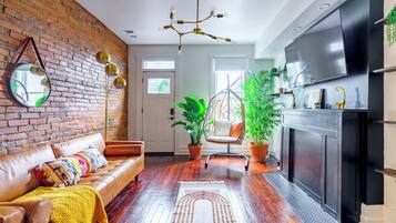 En 55-tommers smart-TV med digitale kanaler samt TV og Netflix