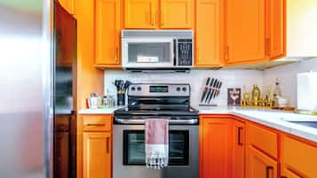 Grand réfrigérateur, micro-ondes, four, plaque de cuisson