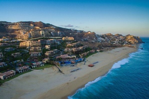 Una playa cerca