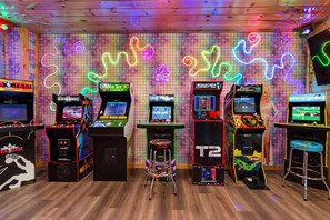 Game room - Heated Pool, Arcades, Hot Tub, Sauna, Dolly Vibes (sevierville)