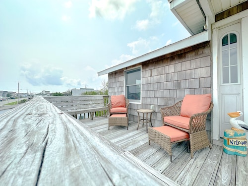 The Waves of Grace beach house! 2 MIN WALK TO BEACH! SANDY BOTTOM!