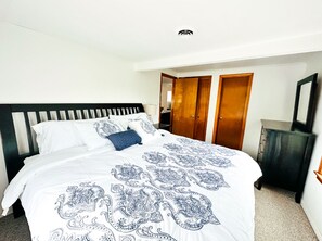 3 bedrooms, in-room safe, iron/ironing board, free WiFi - The Waves of Grace beach house! 2 MIN WALK TO BEACH! SANDY BOTTOM! (Kill Devil Hills)