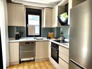 Apartamento família | Cozinha privada | Geladeira, fogão, cooktop, lava-louças
