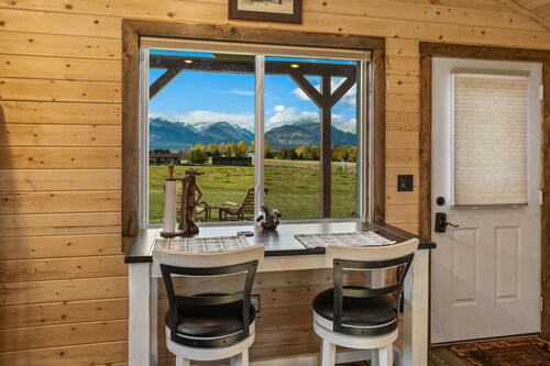 Martins Inn/ cozy cabin with a view.