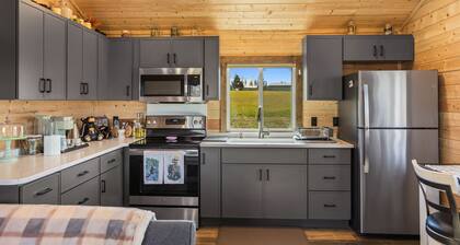 Martins Inn/ cozy cabin with a view.