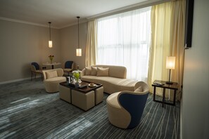 Studio Suite Eksekutif | Seprai Frette Italia, seprai premium, busa memori, dan minibar