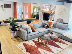 Smart TV, caminetto, stampante