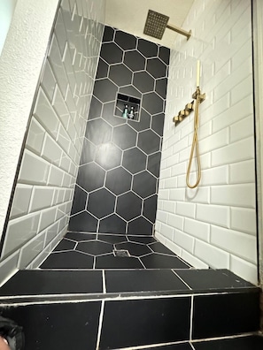 Shower, hair dryer, towels, soap - Las Vegas Getaway!! Sleeps 10+ King Bed. Jacuzzi. Open Layout (Las Vegas)