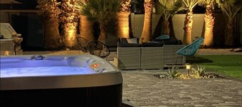 Las Vegas Getaway!! Sleeps 10+ King Bed. Jacuzzi. Open Layout