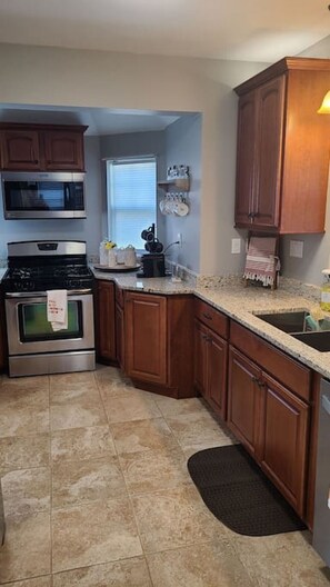 Oven, dishwasher, coffee/tea maker, cookware/dishes/utensils - Amazing 3 bedroom home, perfect for families! (Glendale)