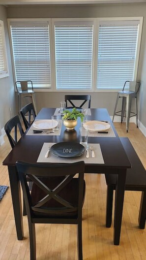 Dining - Amazing 3 bedroom home, perfect for families! (Glendale)