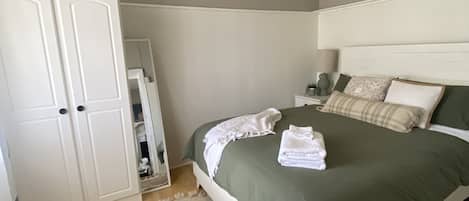 2 chambres, fer et planche à repasser, Wi-Fi gratuit, draps fournis