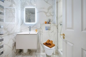 Bathtub, hair dryer, towels