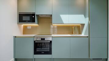 Coffee/tea maker, fridge, oven, stovetop