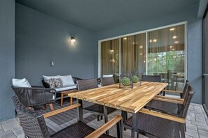 Outdoor dining - Spacious 7-bedroom home in Kissimmee, perfect for family getaways! (Kissimmee)