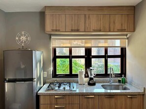 Réfrigérateur, plaque de cuisson, lave-vaisselle, cafetière/bouilloire