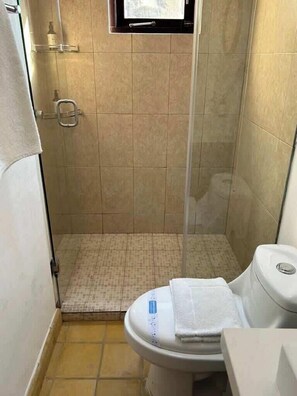 Doccia, asciugacapelli, shampoo