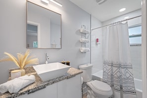 Hair dryer, towels, soap, shampoo - Boho Villa B (Tampa)