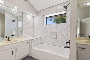 Hair dryer, towels, soap, shampoo - Cozy home 10 min from AT&T stadium (Arlington)
