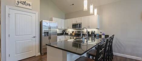 Refrigerador, microondas, horno y parrilla de estufa