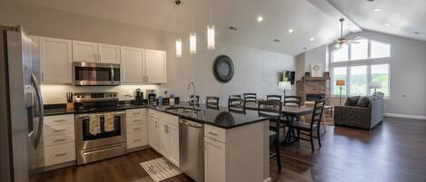 Refrigerador, microondas, horno y parrilla de estufa