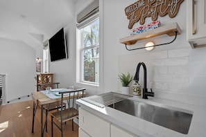 Jääkaappi, mikroaaltouuni, kahvin-/teenkeitin, leivänpaahdin