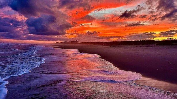A beach with a sunset and clouds. - The Yak Shack: Carriage House in Historic District - 4 blocks from Riverwalk (Wilmington)