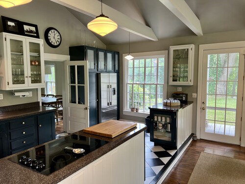 -Private renovated farmhouse  along the Hudson surrounded by State Park Land