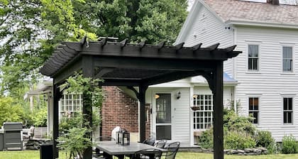 -Private renovated farmhouse along the Hudson surrounded by State Park Land