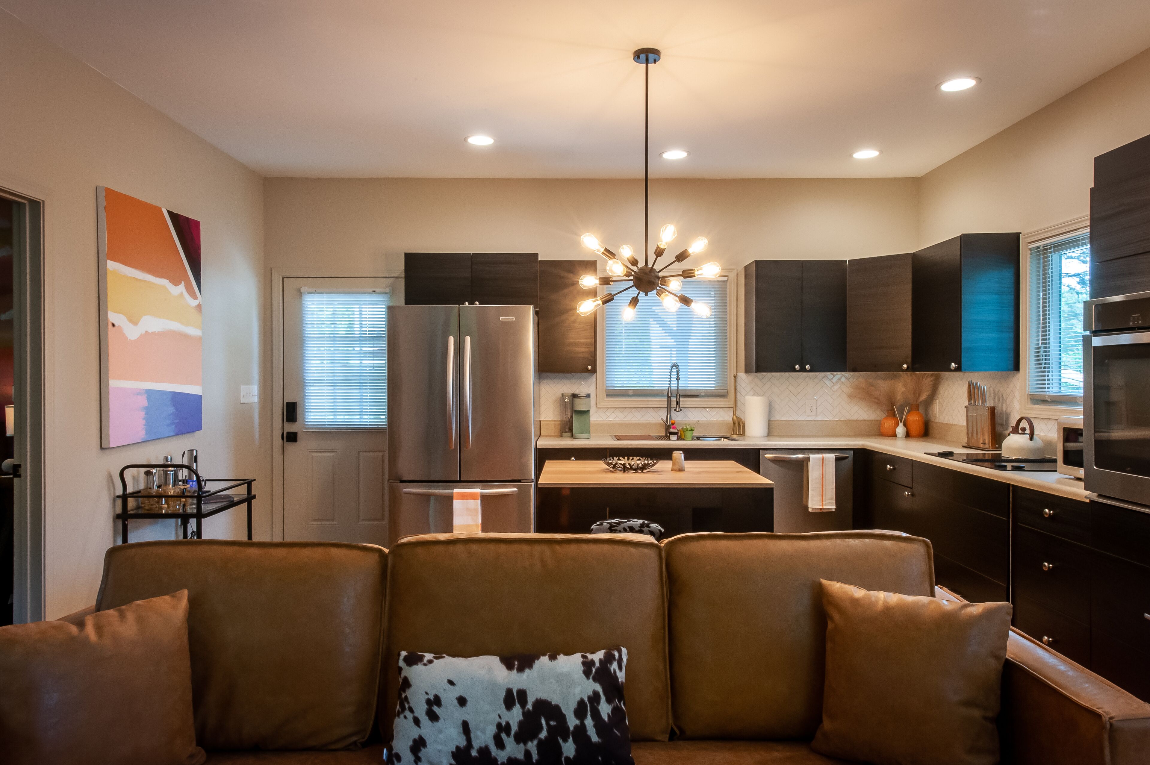 NO CLEANING FEE. The Betty Bungalow. Luxurious, cozy with a Hot Tub!