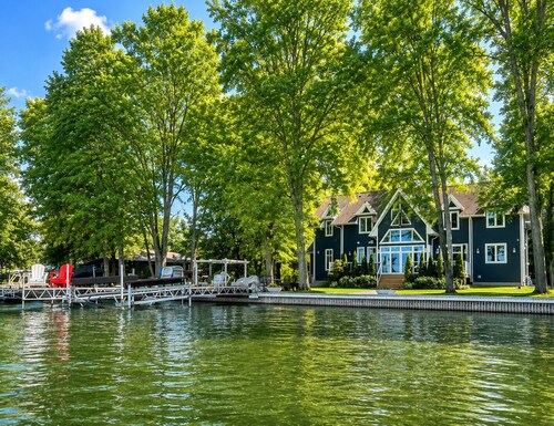 LUXURY WATERFRONT LAKEHOUSE w/ large dock, firepit, pdl boat, kayaks, BBQ +more!
