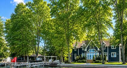 LUXURY WATERFRONT LAKEHOUSE w/ large dock, firepit, pdl boat, kayaks, BBQ +more!