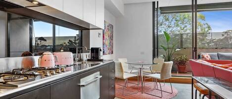 Réfrigérateur, micro-ondes, four, plaque de cuisson