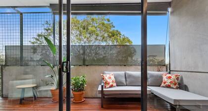 Vibrant 2-Bed Apartment Near St Kilda Beach