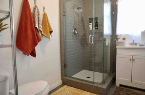 Dusche, Haartrockner, Handtücher, Seife