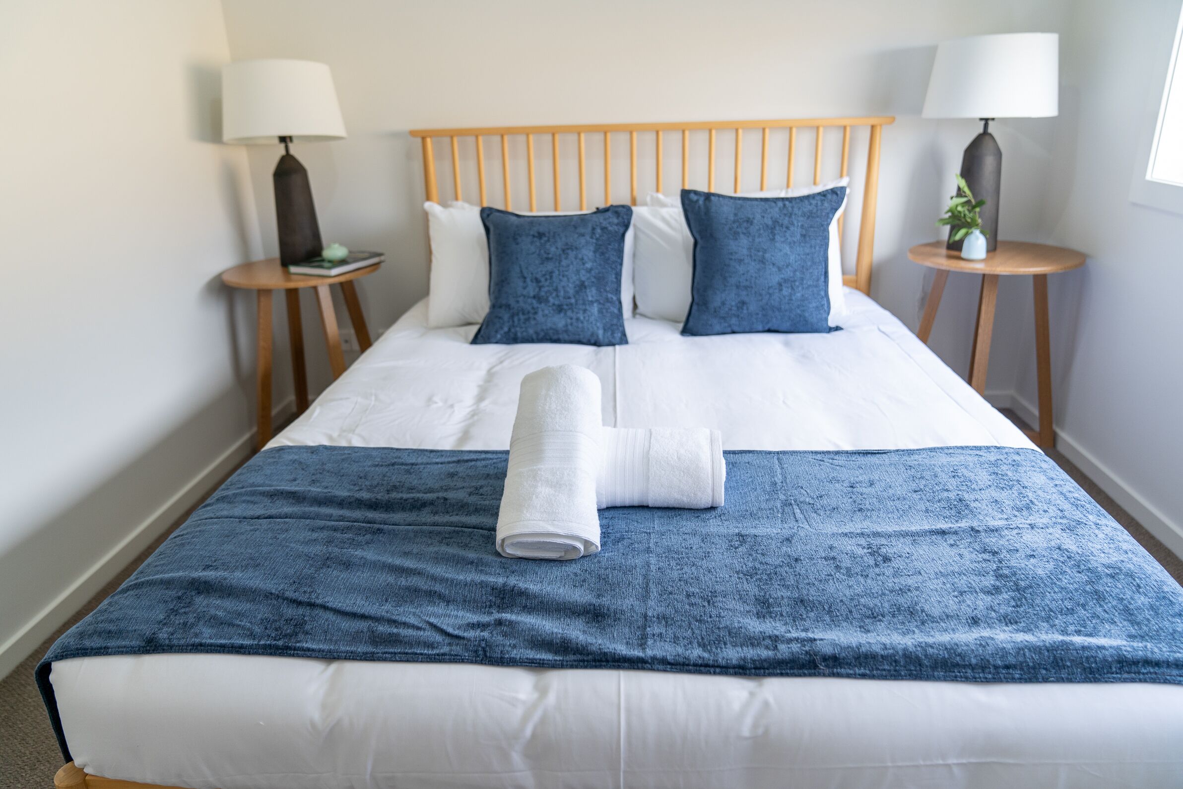 4 Schlafzimmer, hochwertige Bettwaren, Schreibtisch