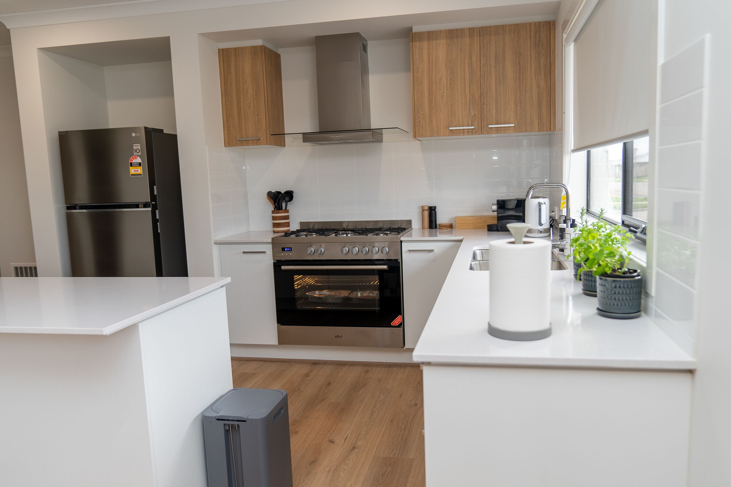 Een koffiezetapparaat/waterkoker, een eettafel