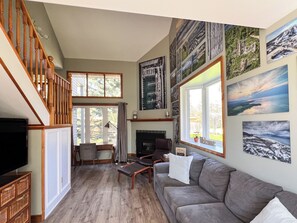 Smart TV, chimenea y libros 