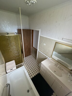 Douche, sĂšche-cheveux, serviettes fournies, savon