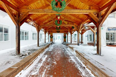 Cozy condo near town square & slopes w/ gas fireplace, pool/deck-Dog Friendly