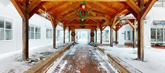 Cozy condo near town square & slopes w/ gas fireplace, pool/deck-Dog Friendly