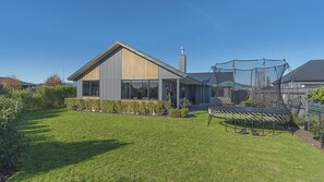 Terrace/patio - Modern Mapua Holiday Home (Mapua)